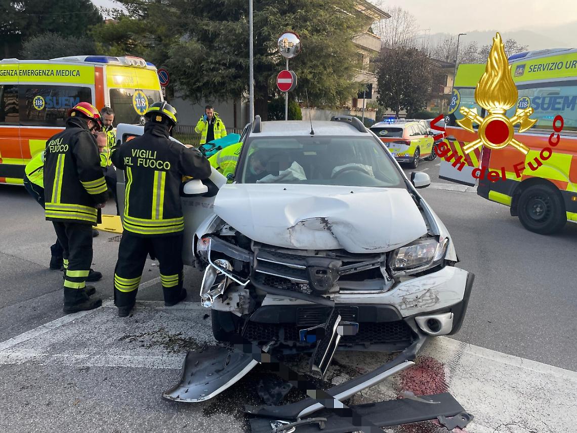 Scontro tra auto e furgone ad Arzignano: quattro feriti, intervengono i Vigili del fuoco