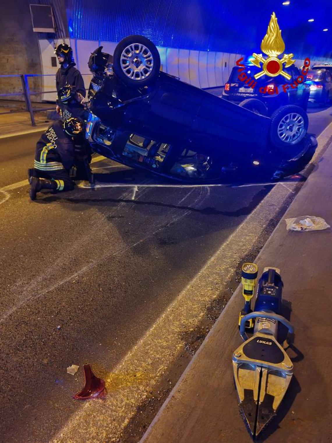 Grave incidente sulla tangenziale di Vicenza, un veicolo si ribalta