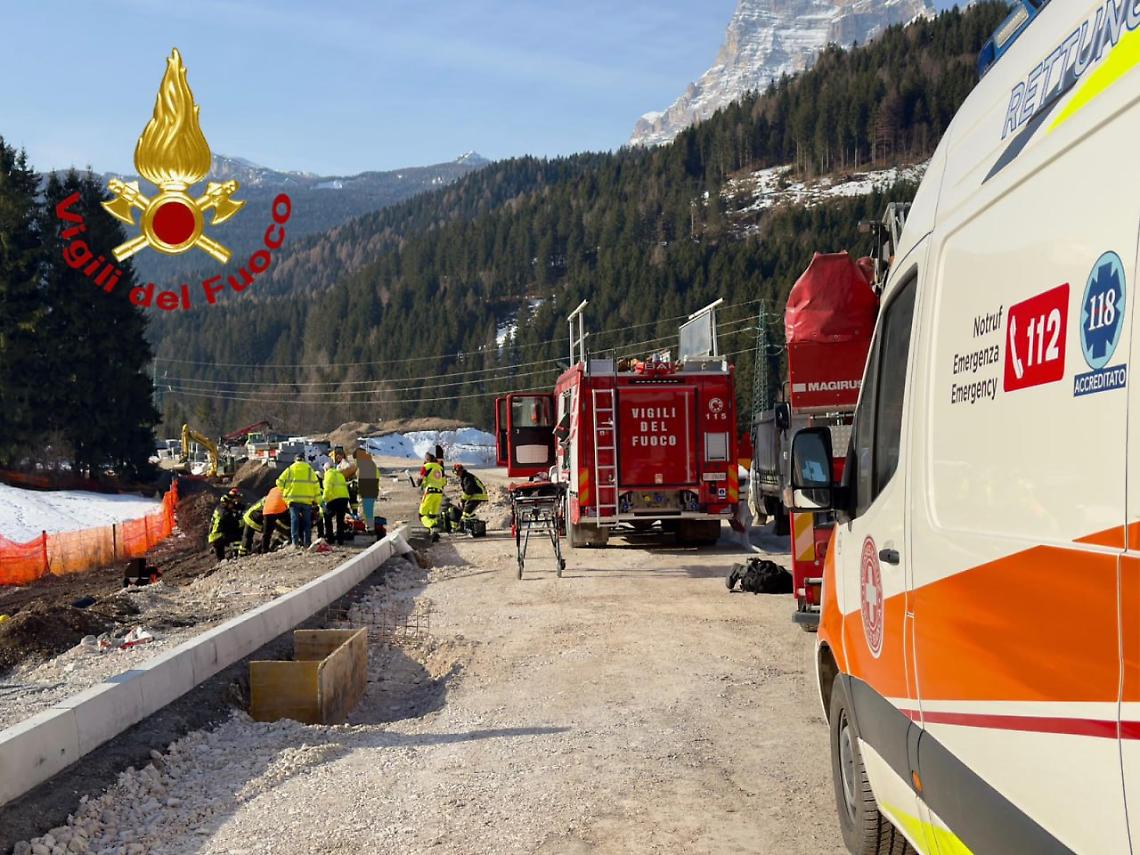 Caduta nel cantiere sulla statale Alemagna: operaio ferito e trasportato in elicottero