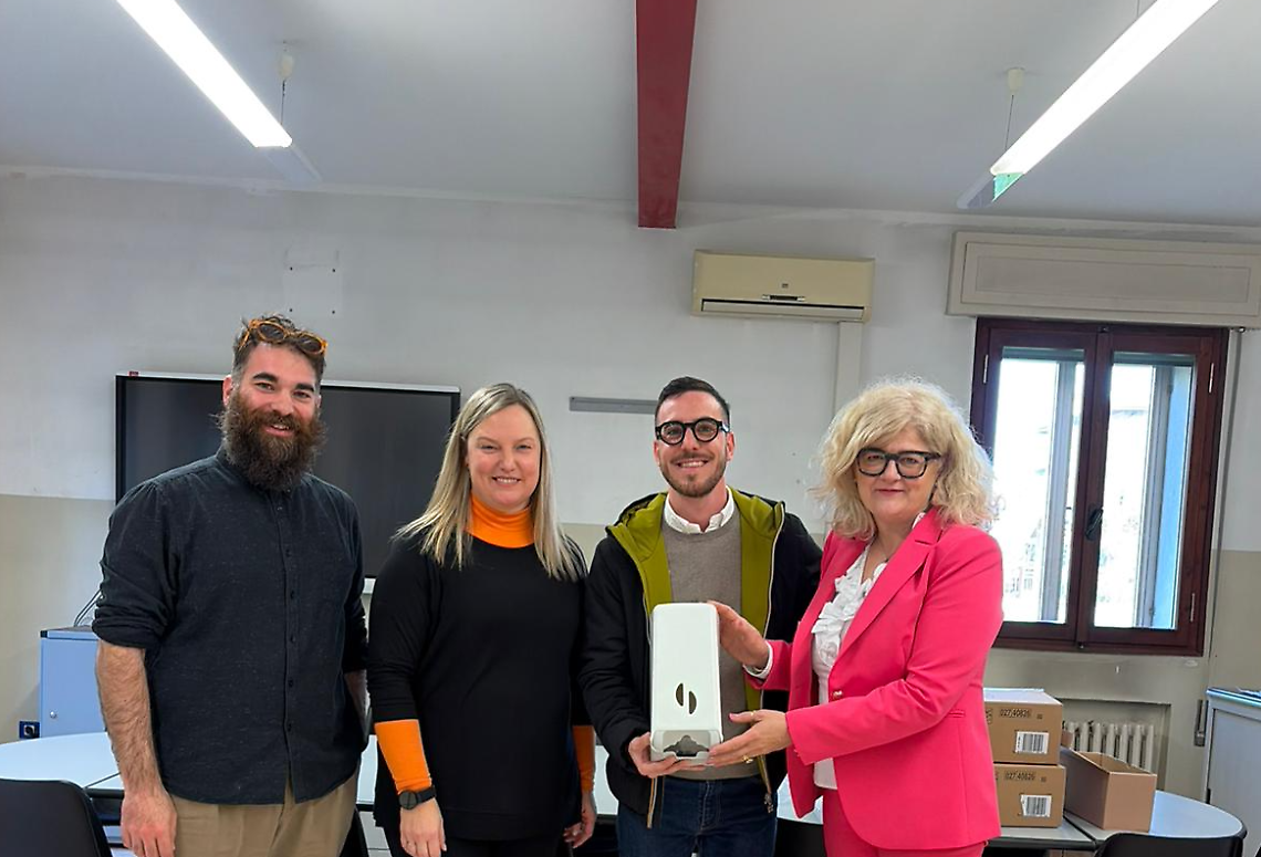 Consegnati i dispenser di assorbenti negli istituti scolastici