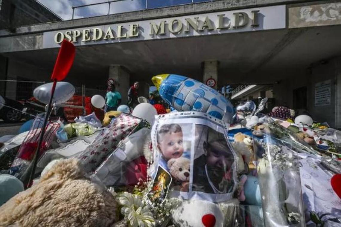 Il tributo al piccolo Domenico davanti all'ospedale di Napoli