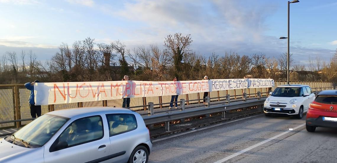 Flash mob contro il traffico sul ponte della Libert&agrave; 