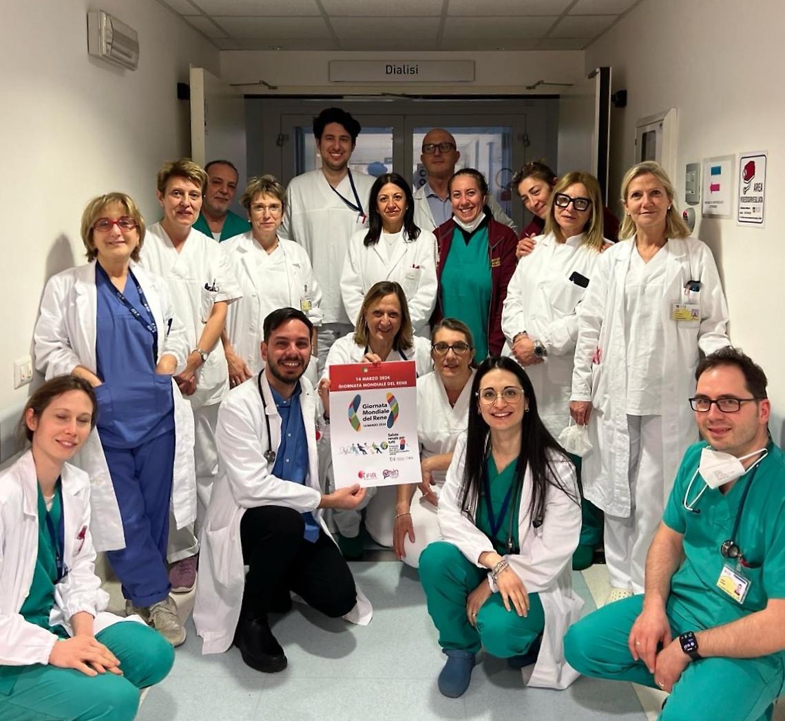 L'&eacute;quipe di Nefrologia di Dolo e Mirano con, in basso al centro, la sua direttrice Barbara Rossi