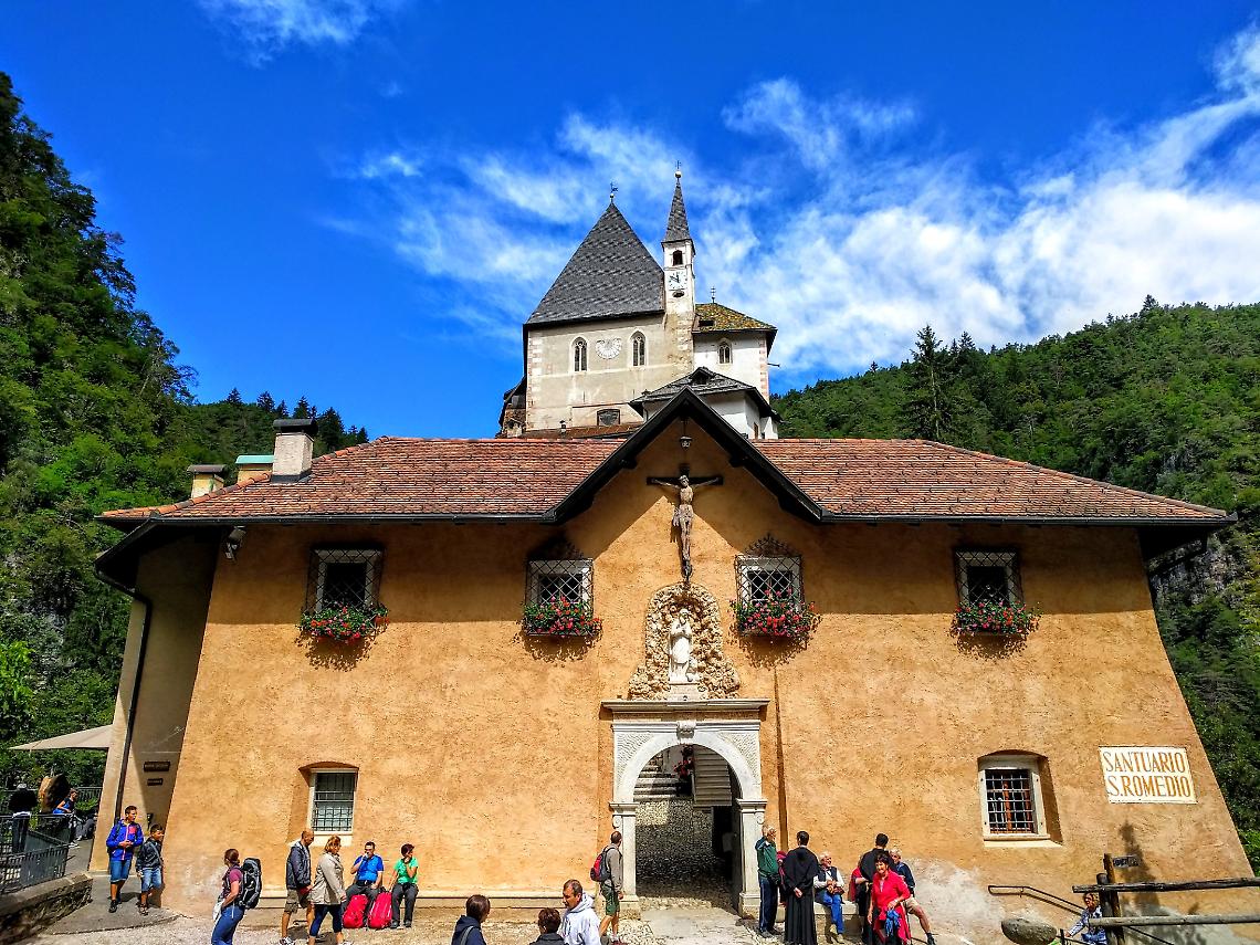 Cinque chiese sovrapposte su una roccia di 70 metri: il segreto di San Romedio
