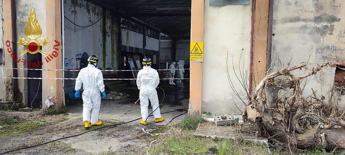 Allarme amianto lungo la statale 16: vigili del fuoco in azione con Arpav