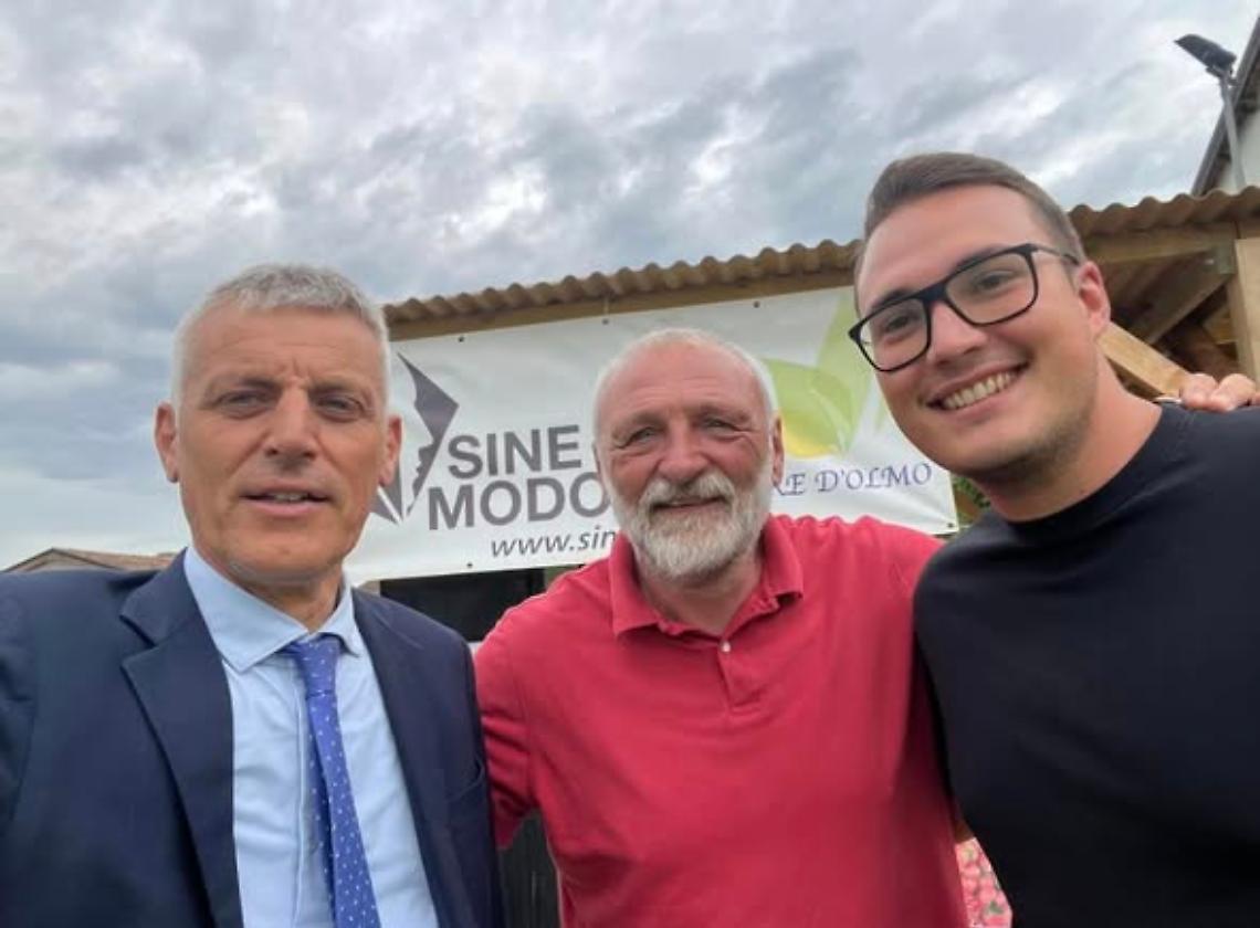 Il Sindaco con il Presidente di Sine Modo e un consigliere
