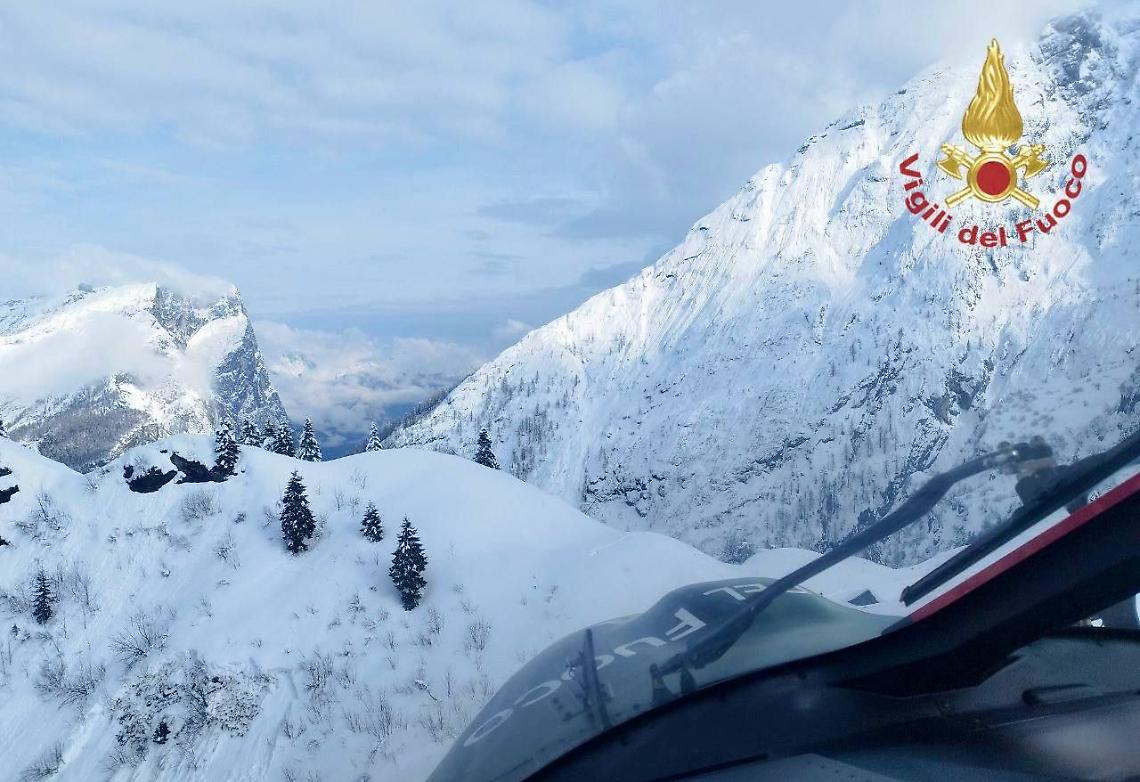 Taibon Agordino, escursionisti bloccati dalla neve alla Malga Campigat: recuperati con l&rsquo;elicottero dei Vigili del fuoco