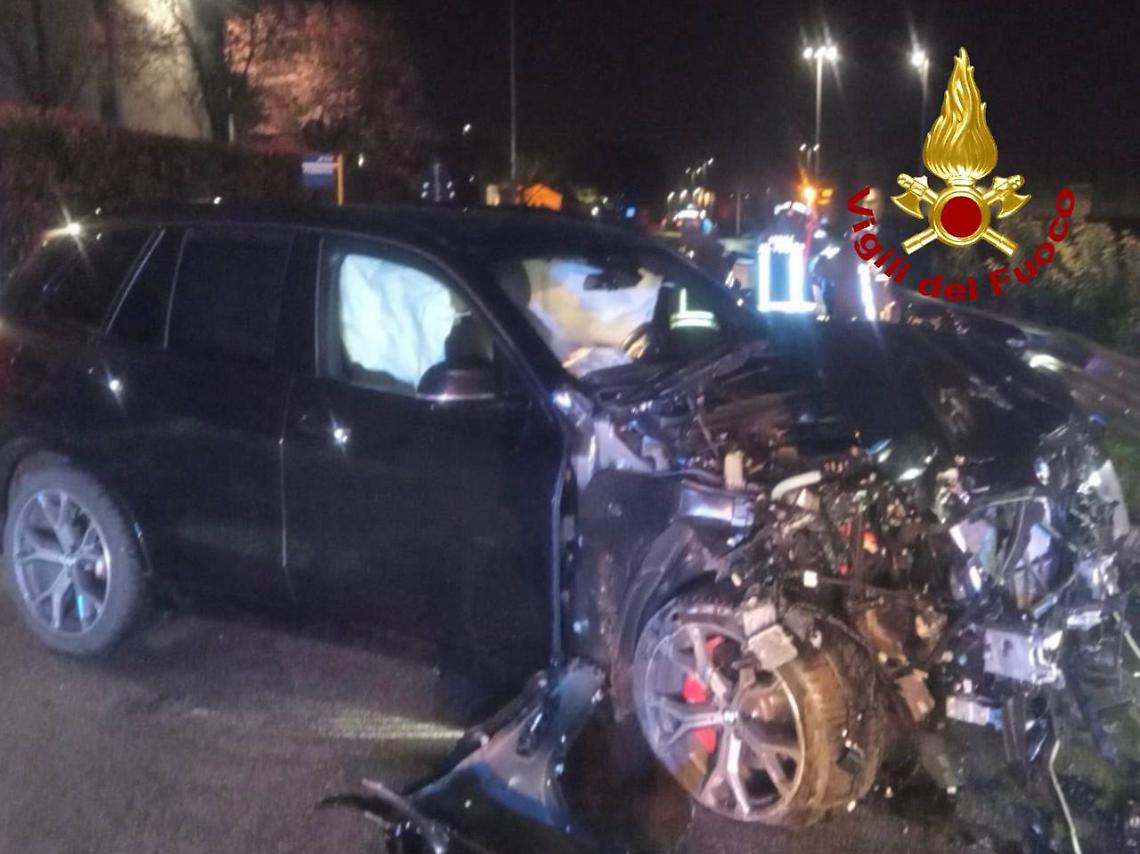 Scontro tra due auto nella notte: cinque persone in ospedale