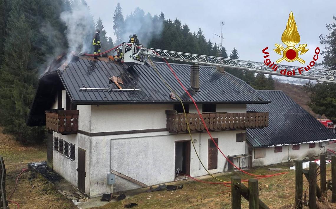 Gallio, incendio in una baita: intervento dei Vigili del fuoco evita danni pi&ugrave; gravi