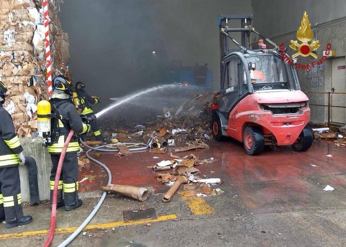 Fiamme in un capannone a Salgareda: in fumo deposito di carta