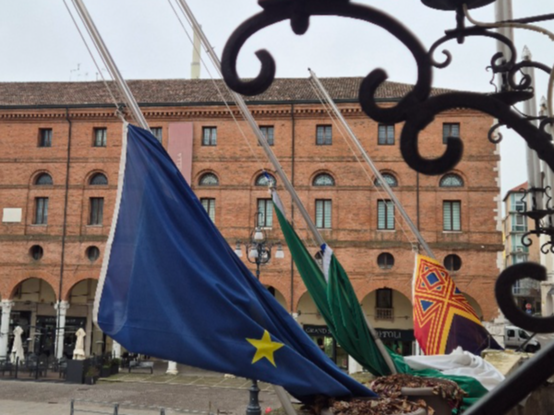 Foto delle bandiere a mezz'asta