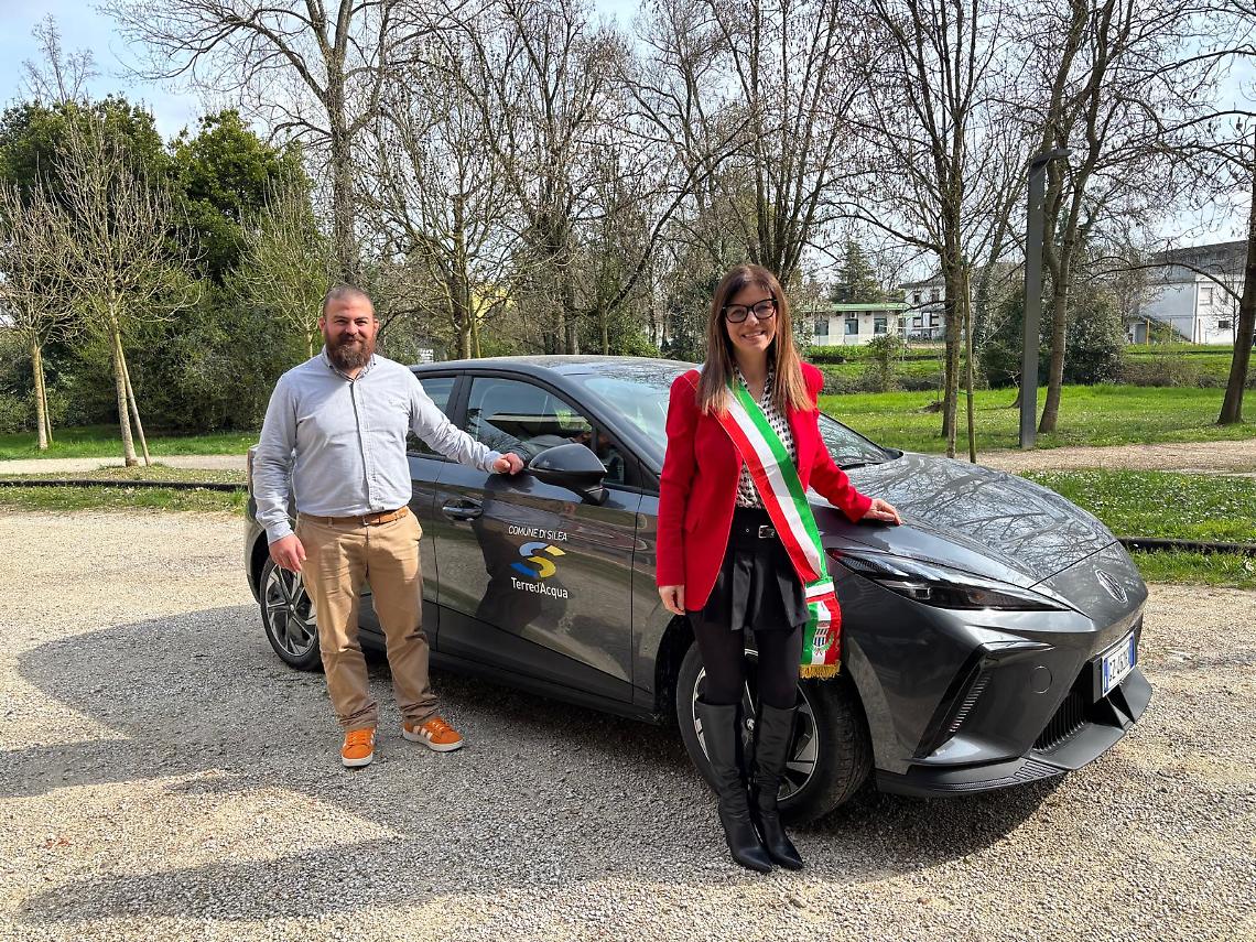 Foto dell&rsquo;auto con la sindaca reggente di Silea, Ylenia Canzian, e l&rsquo;assessore all&rsquo;Ambiente Riccardo Cavallo
