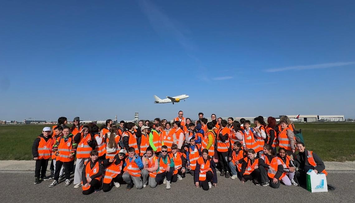 Gli studenti in visita all'aeroporto