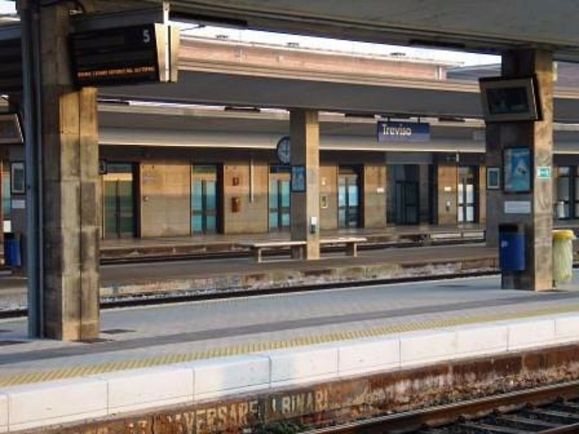 Lite in stazione a Treviso, spray al peperoncino usato come arma: scattano intervento dei carabinieri e soccorsi