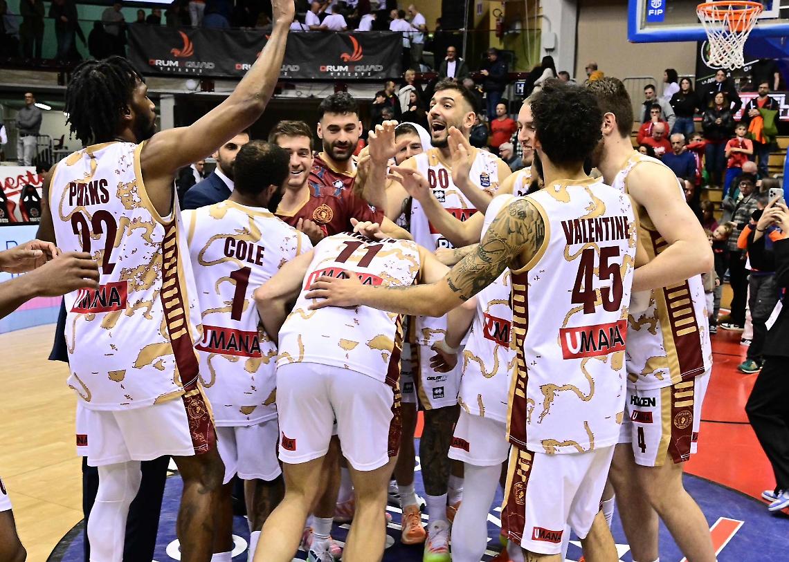 Reyer, terzo squillo consecutivo: Trieste piegata nel finale
