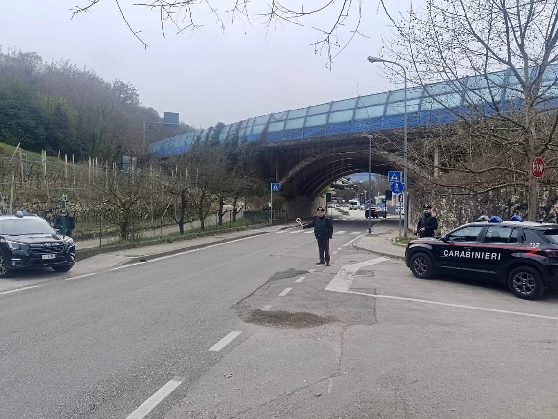 Minacciato e sequestrato per un pagamento non ricevuto: arrestati due uomini a Trento