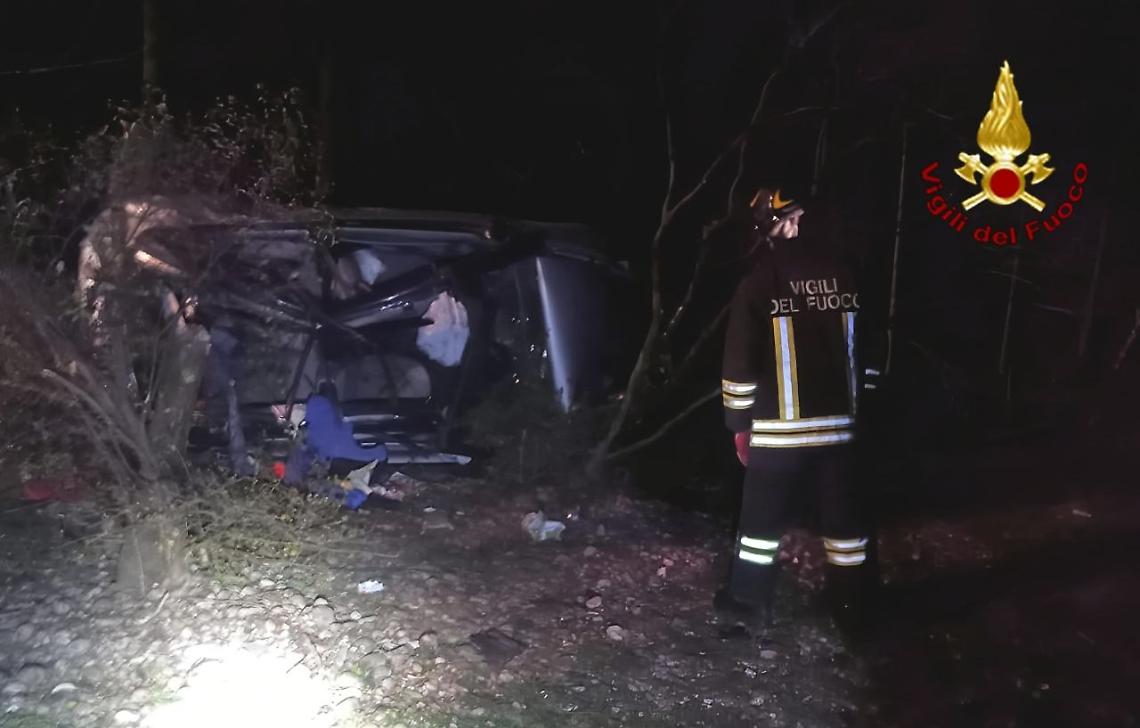 Auto esce di strada a Montecchio Precalcino: intervento dei Vigili del Fuoco
