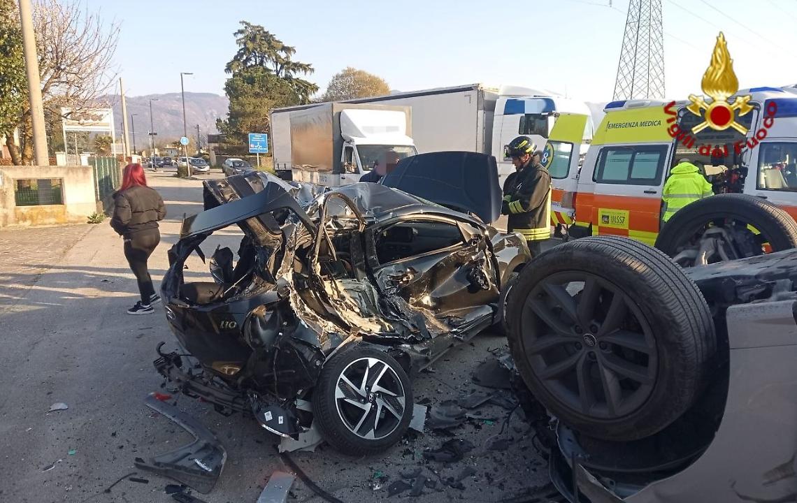 Incidente a Romano d&rsquo;Ezzelino: auto in transito si schianta contro veicoli in sosta