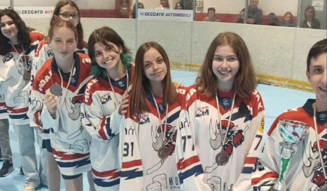 Emma Radaelli, al centro, con le ex compagne di squadra dell'HC Milano