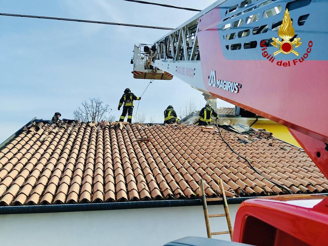 Incendio in un garage a Zenson di Piave: auto coinvolta, vigili del fuoco al lavoro per evitare danni alla casa adiacente