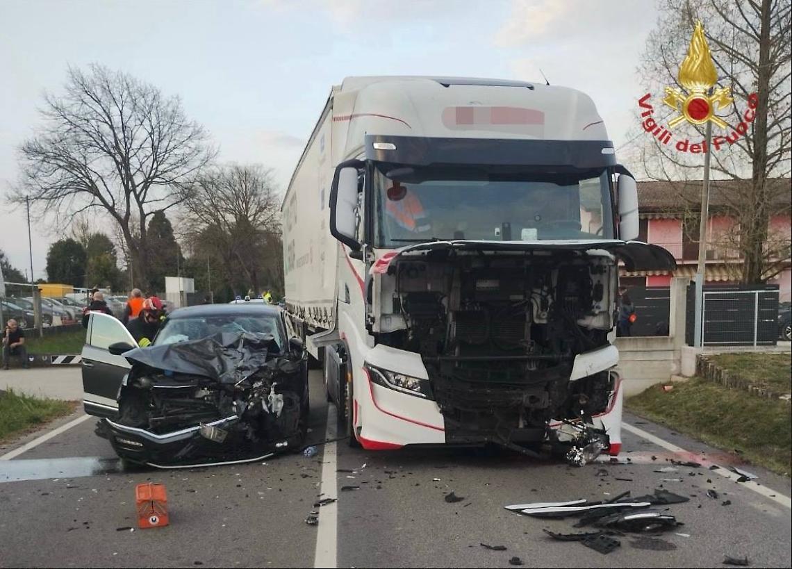 Frontale tra camion e auto a Mirano: ferita una donna