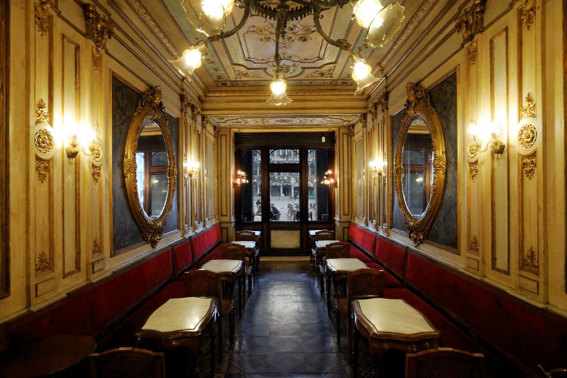 Caff&egrave; Florian: il locale del 1720 dove il tempo si &egrave; fermato tra oro e velluti a Venezia