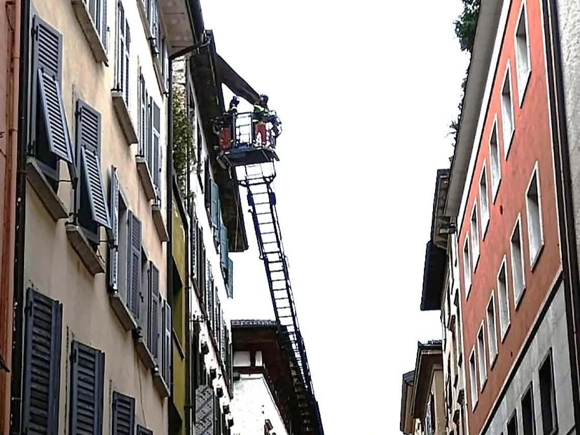 Trento alle prese con vento forte e caduta di tegole: numerosi interventi di polizia e vigili del fuoco