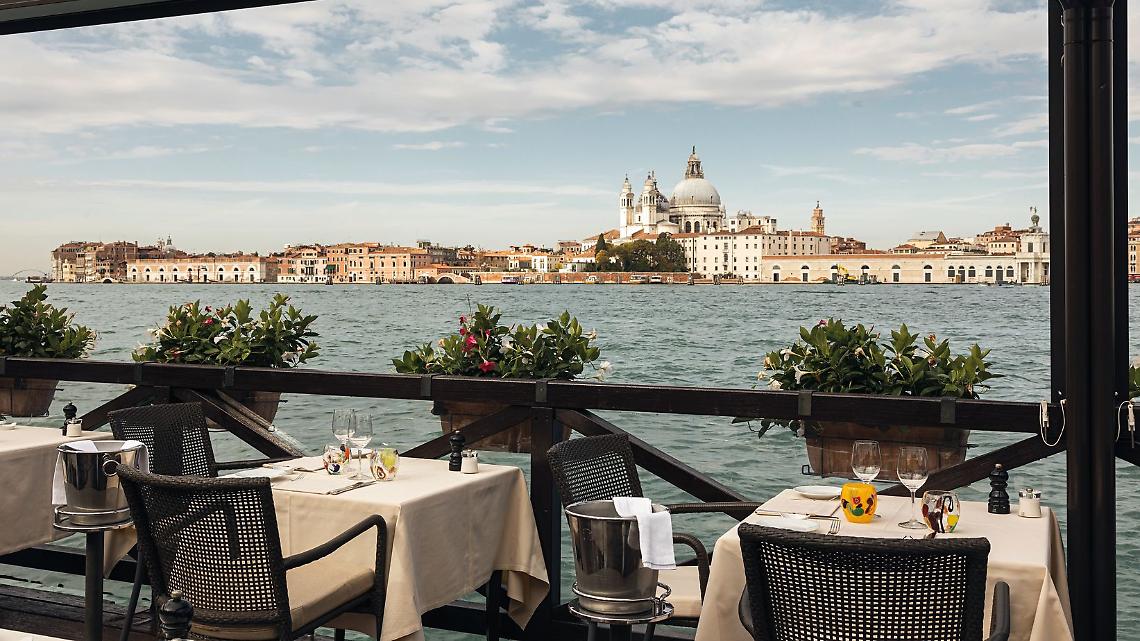 Cena sospesa tra laguna e stelle: il fascino intramontabile dell'Oro Restaurant a Venezia