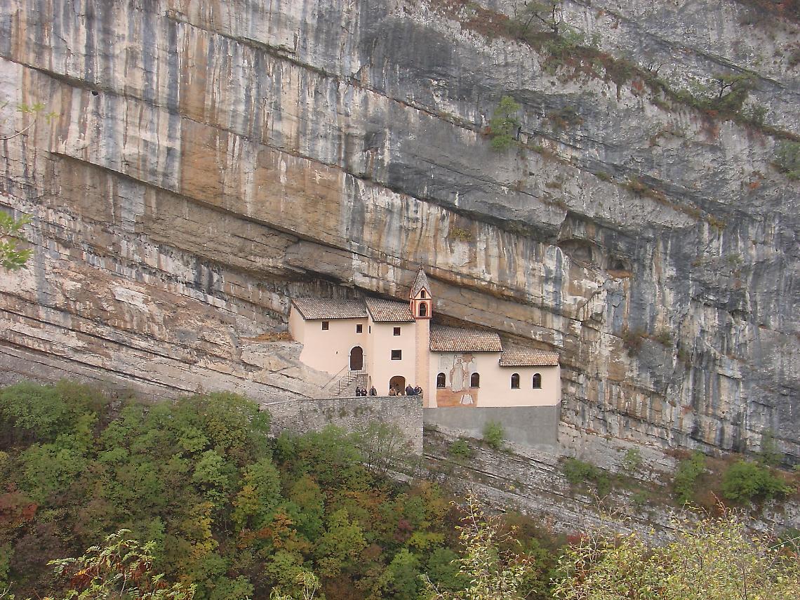 Oltre il limite della roccia: l&rsquo;ascesa all&rsquo;Eremo di San Colombano tra storia e vertigine