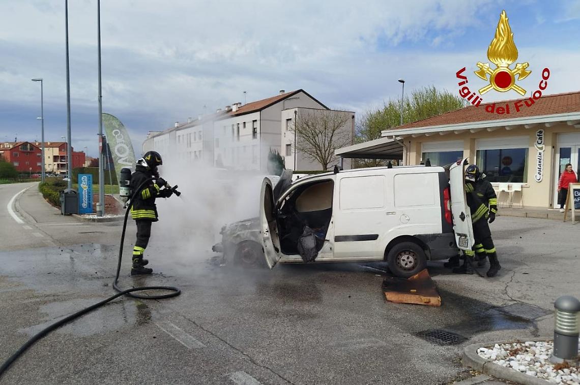 Incendio al distributore di benzina a Padova: furgoncino in fiamme, evitato il peggio
