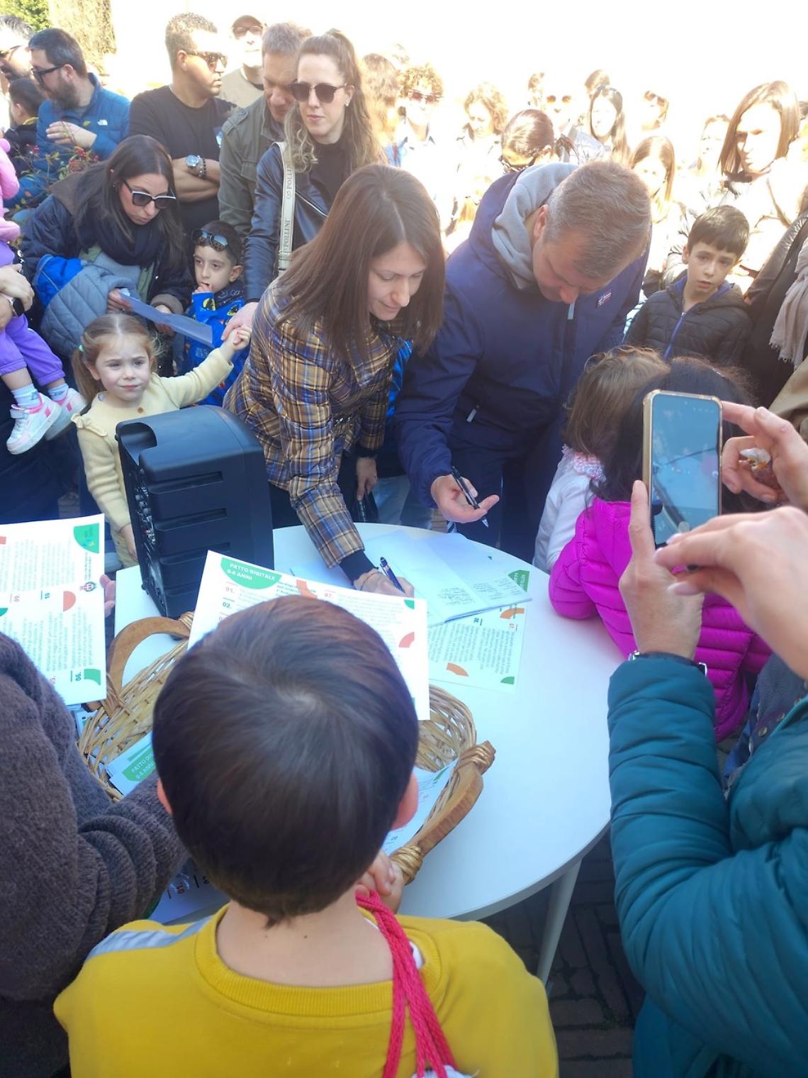 Noale lancia il patto digitale per proteggere i pi&ugrave; piccoli