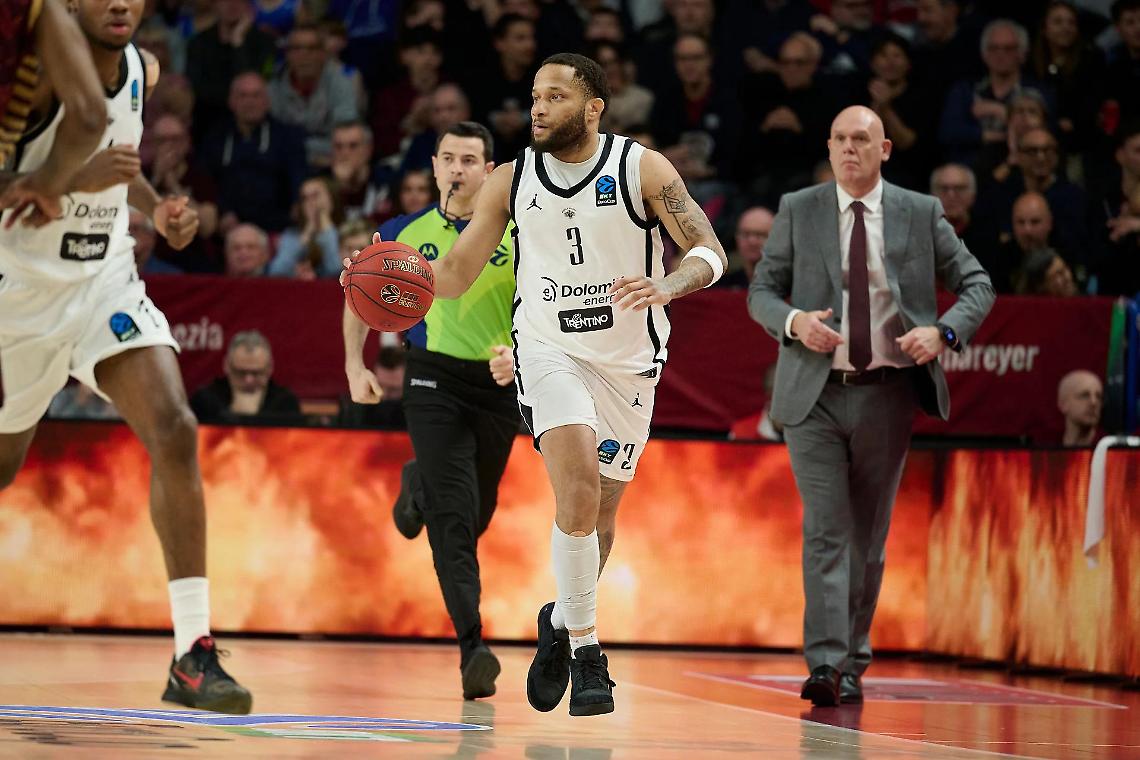 l'Aquila Basket annichilisce Venezia e torna a volare in campionato