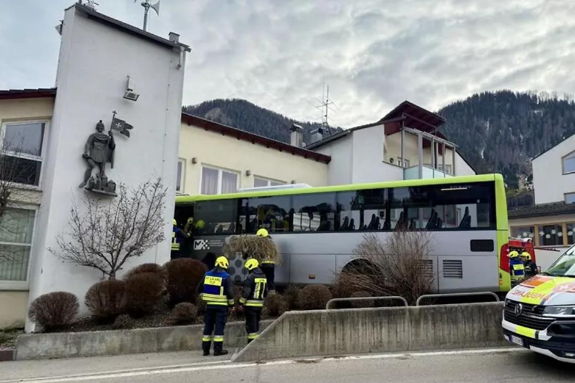 San Martino di Badia, bus si schianta contro la caserma dei pompieri: ferito l&rsquo;autista