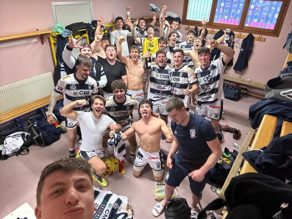 La seconda squadra festeggia la vittoria del derby