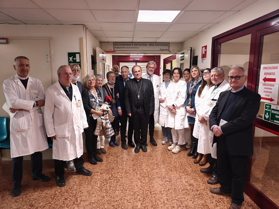 Pasqua in corsia, il vescovo di Verona Pompili tra i malati: &ldquo;Nessuno affronti il dolore da solo&rdquo;