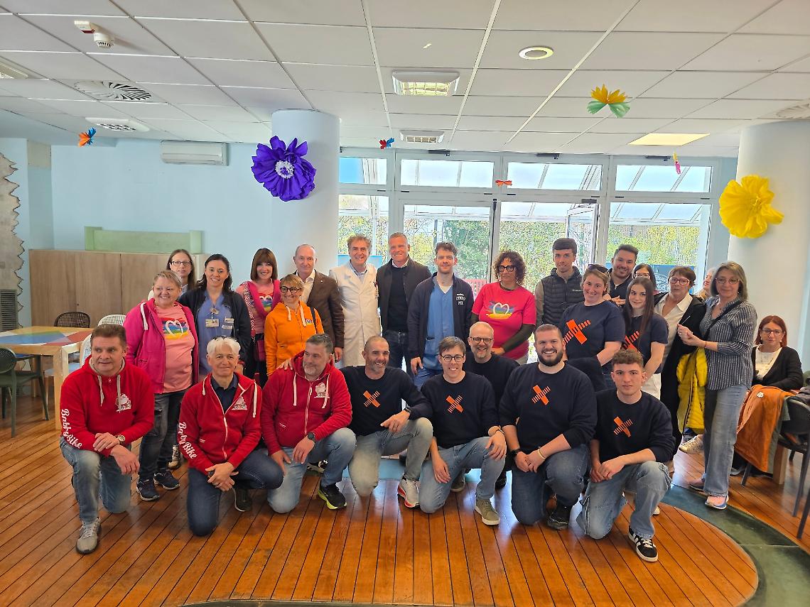 Foto di gruppo dei volontari al termine dei lavori