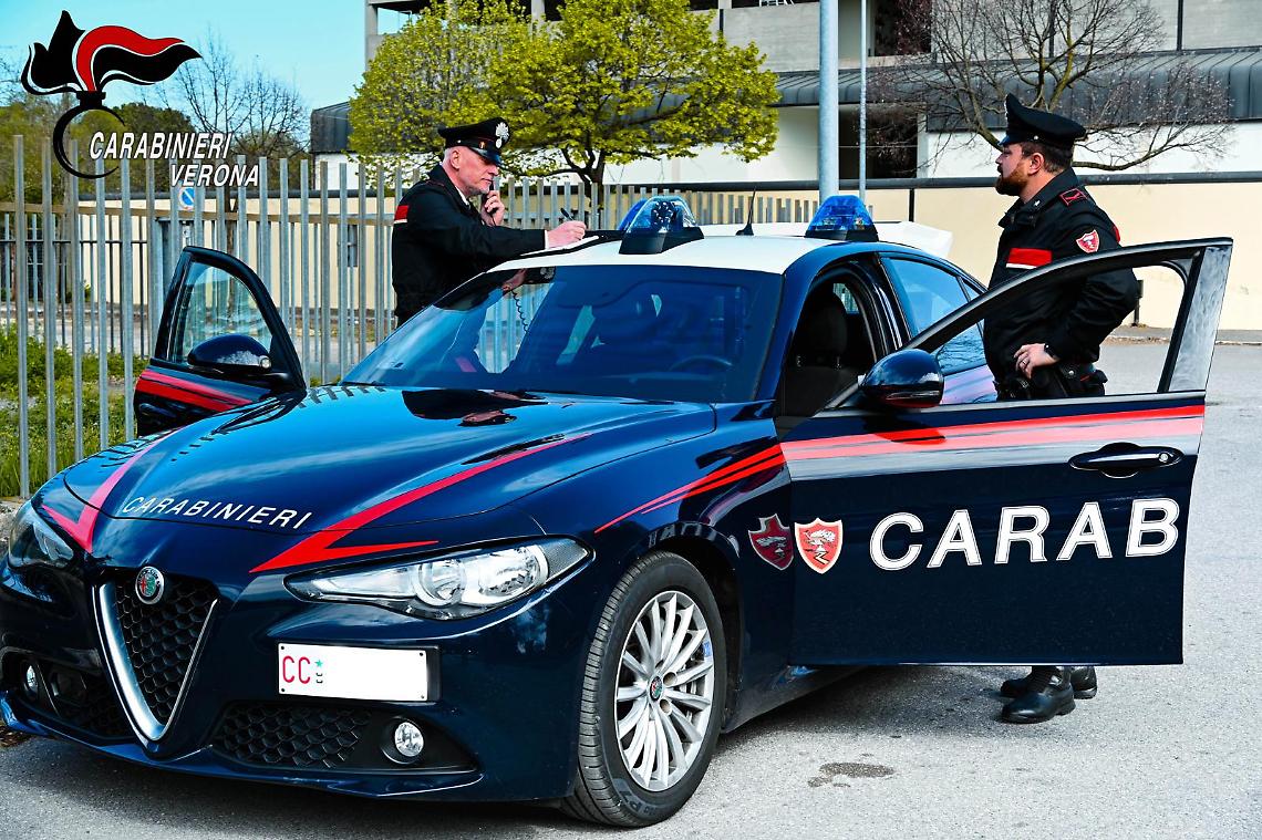Si nasconde tra le auto per evitare i controlli: arrestato con cocaina e farmaci