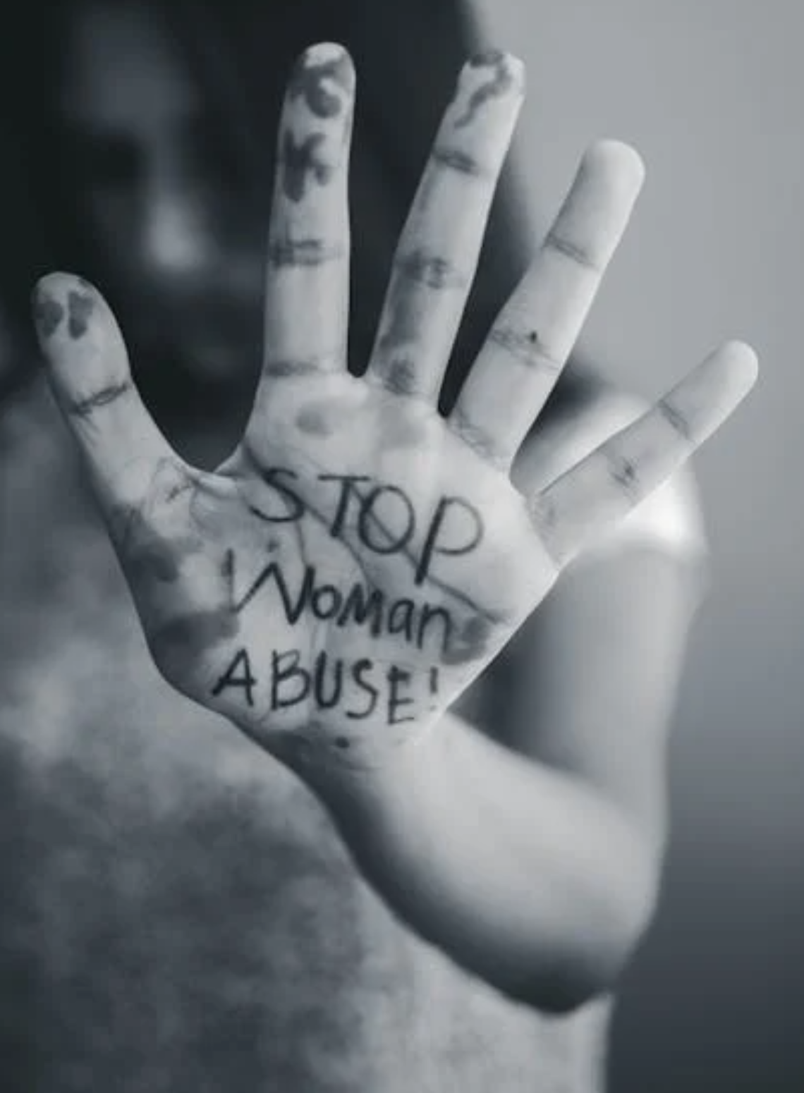 Minacce, percosse e morsi al naso: arrestato 33enne a Padova per maltrattamenti alla compagna