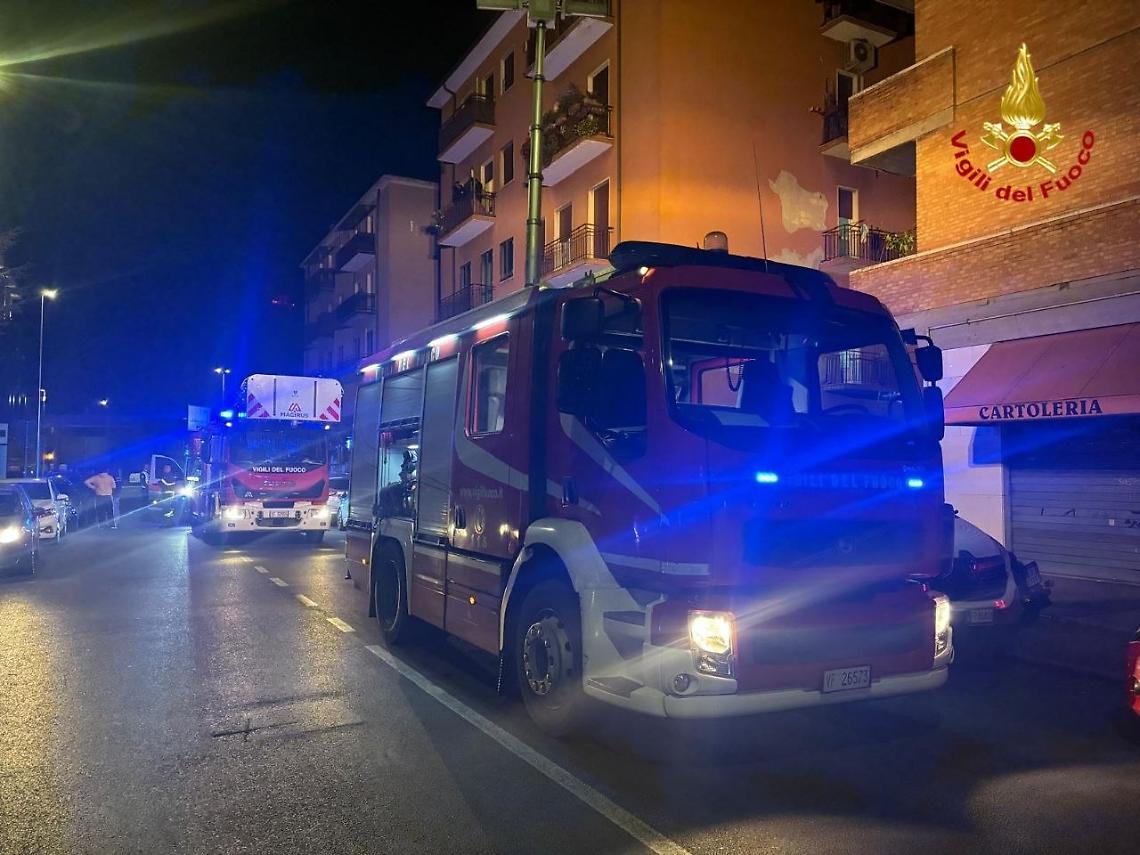 Incendio nella notte a Verona: paura in un appartamento, cinque persone soccorse