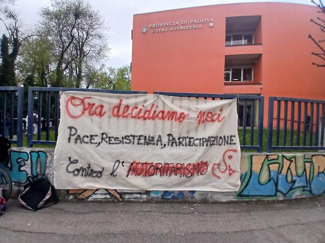 Lo striscione esposto davanti allo Scarcerle