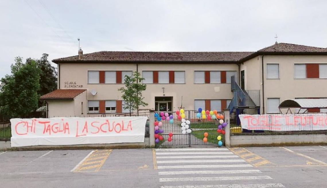 In 371 firmano per salvare il plesso scolastico