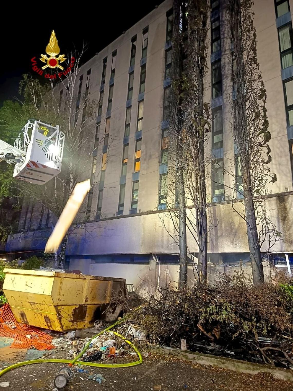 Incendio all'Hotel Maxim di Verona, evacuate 200 persone: tra queste una scolaresca