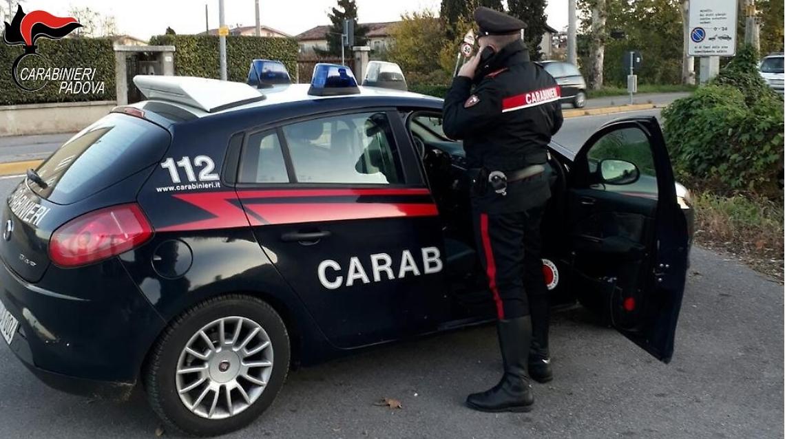 Brugine, 41enne minaccia clienti di un bar con le forbici: denunciato dai Carabinieri