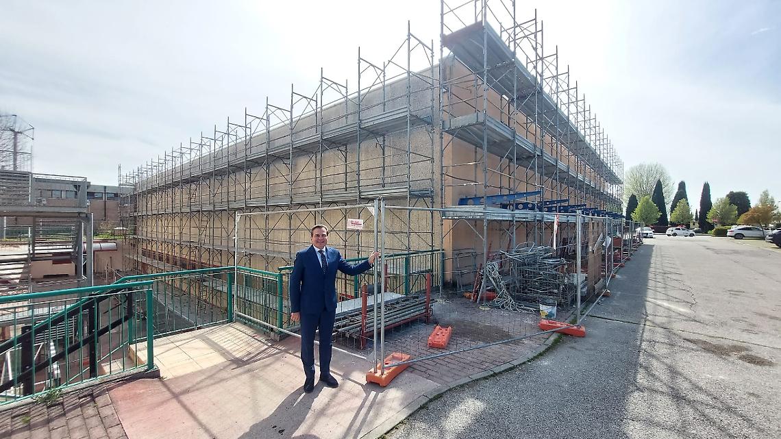 Luca Rebellato nel cantiere della palestra di Via Brenta
