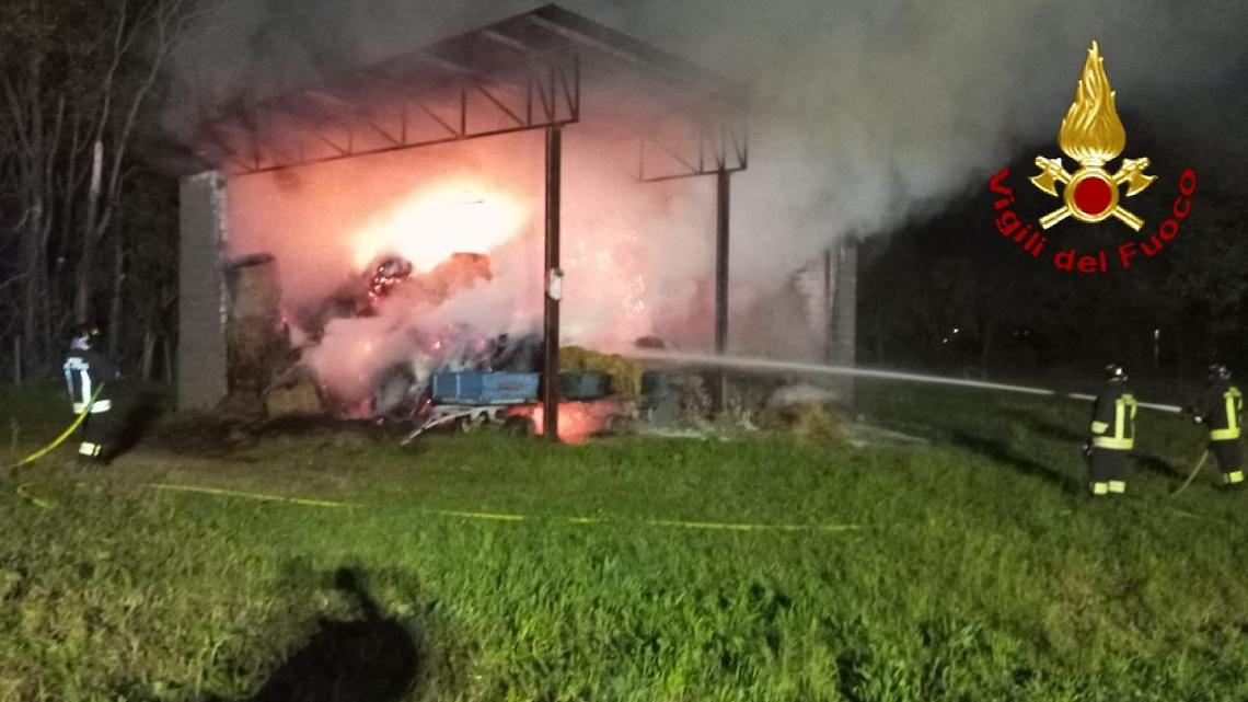 Verona, incendio in un fienile: intervento dei Vigili del Fuoco