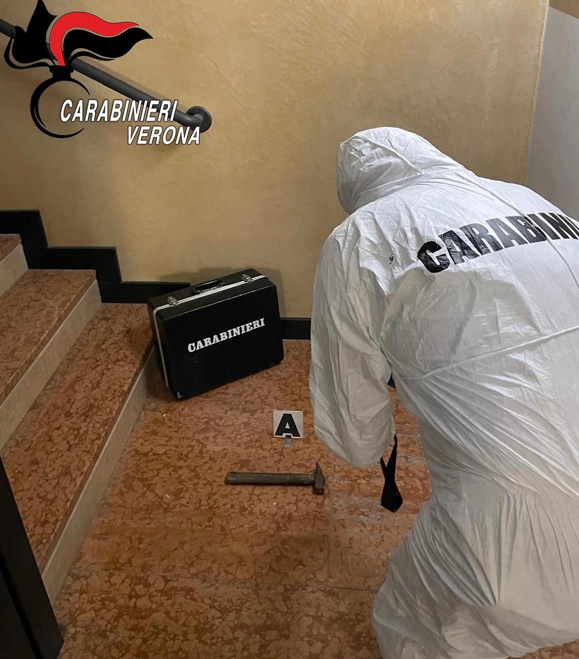 Legnago, 58enne aggredita sul pianerottolo dell'appartamento: la vicina la colpisce a martellate alla testa