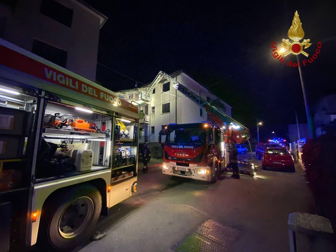 Incendio in un appartamento a Padova: evacuate due persone con l'autoscala, dieci sfollati