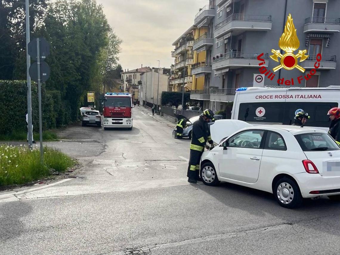 Incidente a Vicenza: scontro tra due auto 