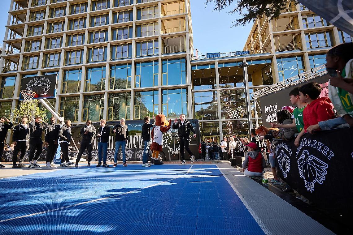Azzurri e Waltherpark: Aquila Basket protagonista dentro e fuori dal campo