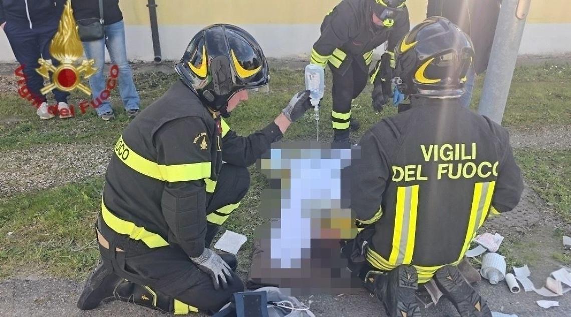 Paura sulla SP25 a Melara: auto e moto si scontrano, due feriti e un elitrasportato
